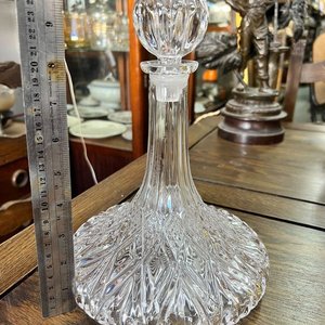 Licorera Antigua de Cristal Tallado con Diseño Facetado y Tapón Esférico - imagen 5