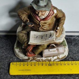 Lote siguiente: Figura de Porcelana Biscuit: Hombre Mayor Leyendo Partitura