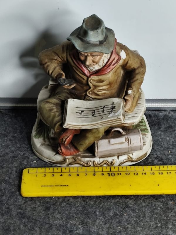 Figura de Porcelana Biscuit: Hombre Mayor Leyendo Partitura