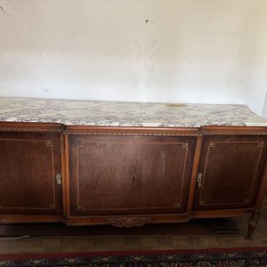 Aparador Antiguo de Madera con Tapa de Mármol y Detalles Incrustados - imagen 3