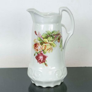 Jarra de Porcelana Blanca con Flores Decorativas - imagen 1