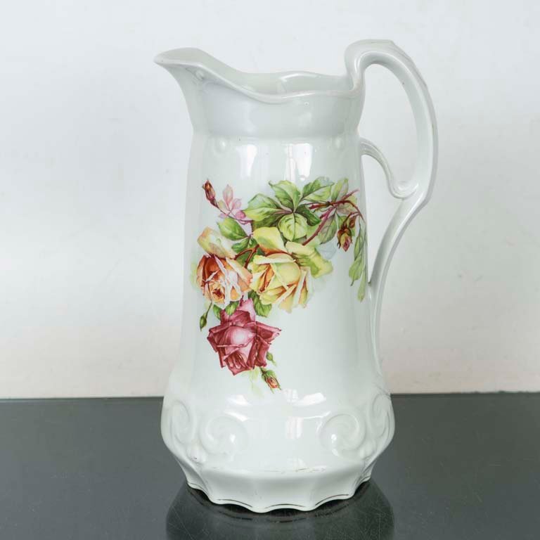 Jarra de Porcelana Blanca con Flores Decorativas