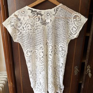Lote de 3 Prendas: Camisón Estampado, Camisón Satinado Crudo y Blusa de Encaje Blanca - imagen 6