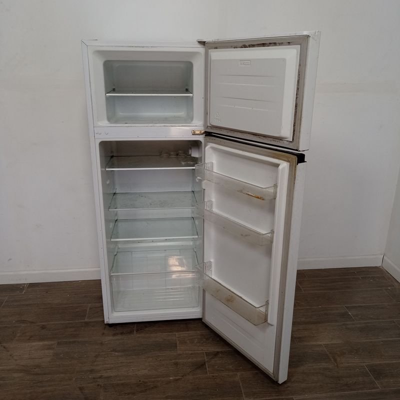 Heladera con freezer marca Panavox. Prende y enfría. - imagen 2
