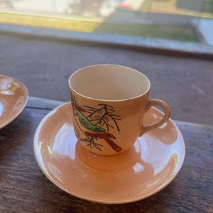 Conjunto de Pocillos de Porcelana con Platillos, Frasco para Café y Salsero de Cerámica - imagen 10