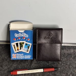 Lote siguiente: Dos Mazos de Cartas de Poker con Imágenes de Costa Rica y Estuche de Cuero