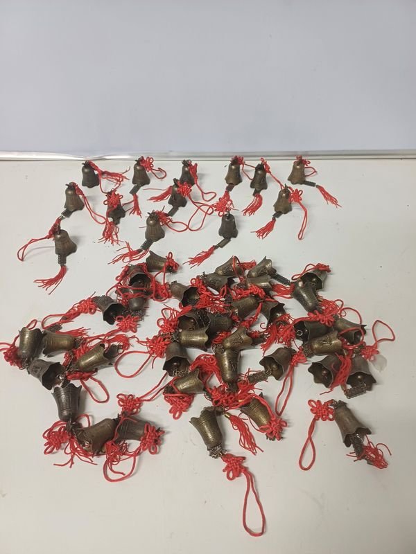 48 Campanitas Metálicas Decorativas con Cordón Rojo - imagen 1