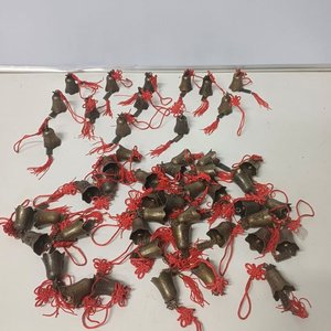 Lote siguiente: 48 Campanitas Metálicas Decorativas con Cordón Rojo