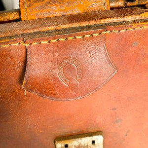 Maletín Antiguo de Cuero Marrón con Detalle de Marca Grabada - imagen 3