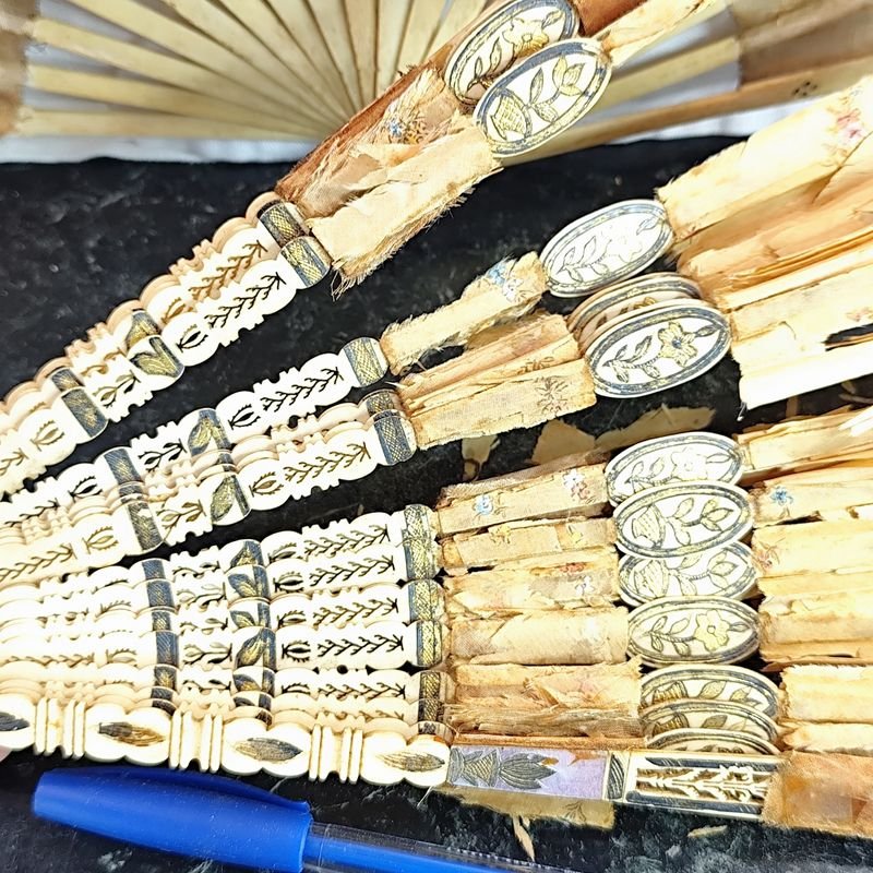 Antiguo abanico en hueso o similar pintado a mano con detalles lógicos por su edad - imagen 8