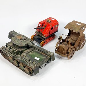 Lote anterior: Lote de 3 Juguetes Antiguos de Chapa: Tanque, Retroexcavadora y Coche