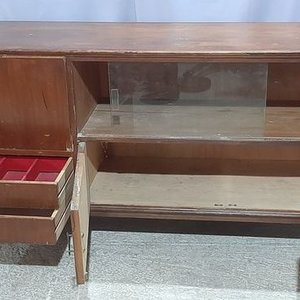 Bargueno de madera con 3 puertas, 2 cajones y vitrina - imagen 3