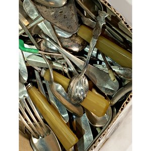 Lote de 50 Cubiertos Metálicos Variados: Cucharitas, Tenedores y Pinzas - imagen 4