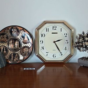 Lote siguiente: Plato Decorativo Mesopotamia, Reloj Octogonal Shelton y Bonsái Artificial