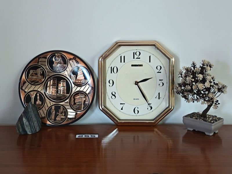 Plato Decorativo Mesopotamia, Reloj Octogonal Shelton y Bonsái Artificial