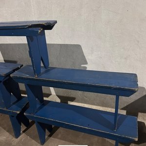 Cinco Bancos de Madera Azules Rústicos - imagen 3
