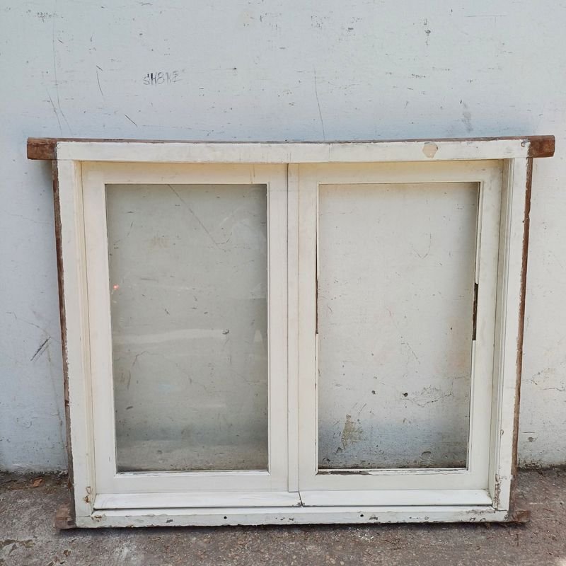 Ventana de hojas batientes en cedro, falleba y marco de madera dura - imagen 4