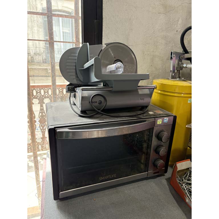Lote siguiente: Horno eléctrico Smartlife y máquina cortadora Fagor, en excelente estado
