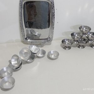 Lote de 30 Piezas Metálicas: Bandejas, Cafetera, Azucarera, Compoteras y Cucharitas Decoradas - imagen 6