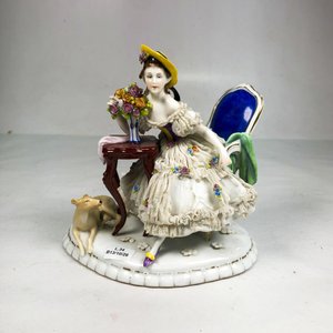 Lote siguiente: Figura de Porcelana: Dama con Vestido Floral y Perro