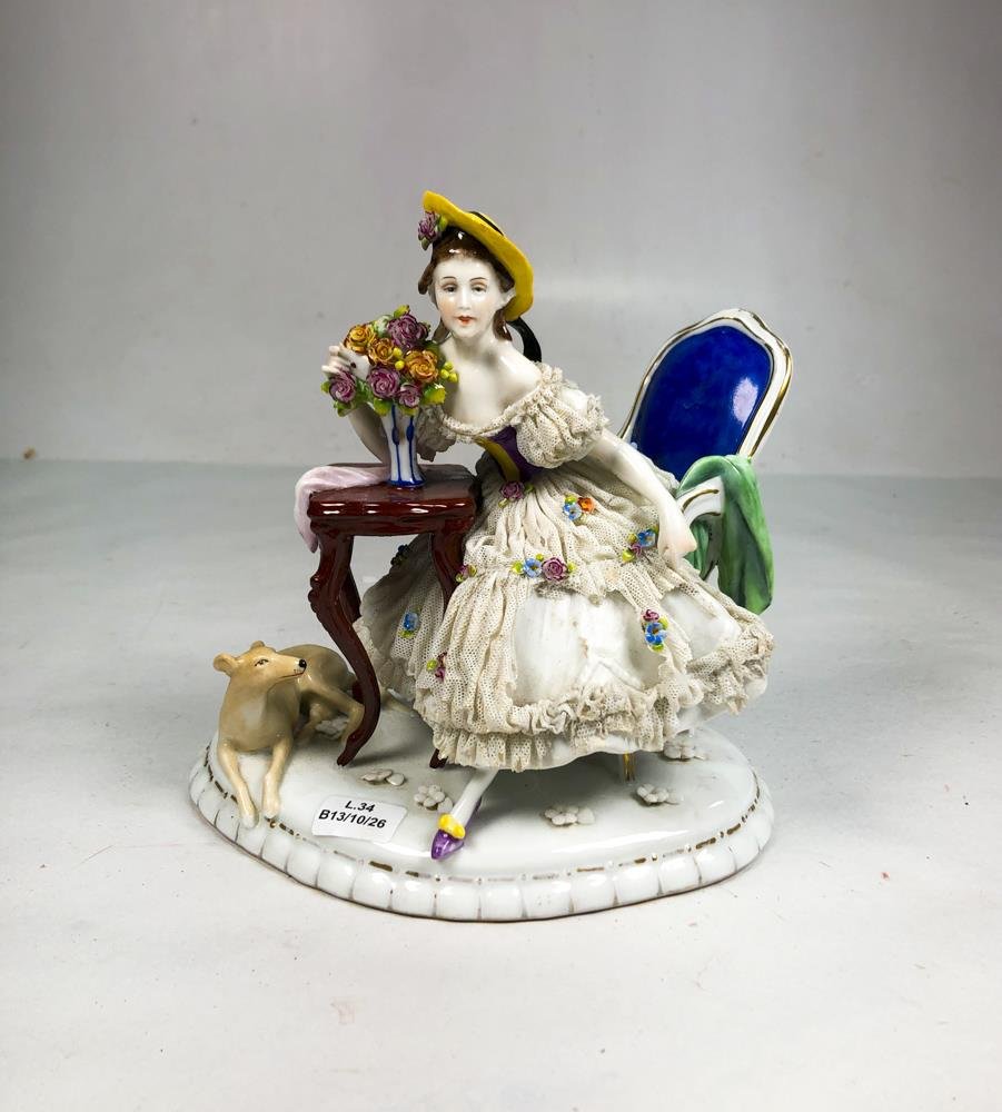 Figura de Porcelana: Dama con Vestido Floral y Perro