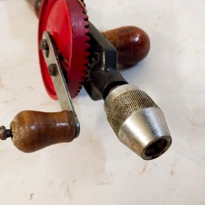 Taladro Manual Antiguo con Discos para Madera y Metal - imagen 2