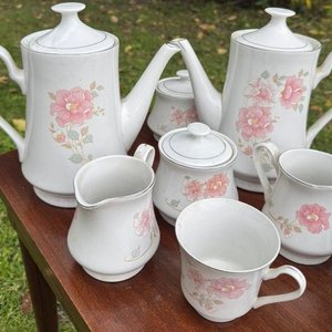 Lote anterior: 1 juego de cafe de 21 piezas de origen chino (tazas, teteras, pltos, lecheras, azucareros)