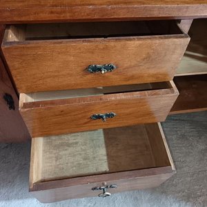 Mesa Auxiliar Antigua de Madera Maciza con Cajones y Puertas - imagen 6