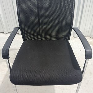 Par de Sillas de Oficina/Sala con Estructura Cromada y Tapizado Negro - imagen 4