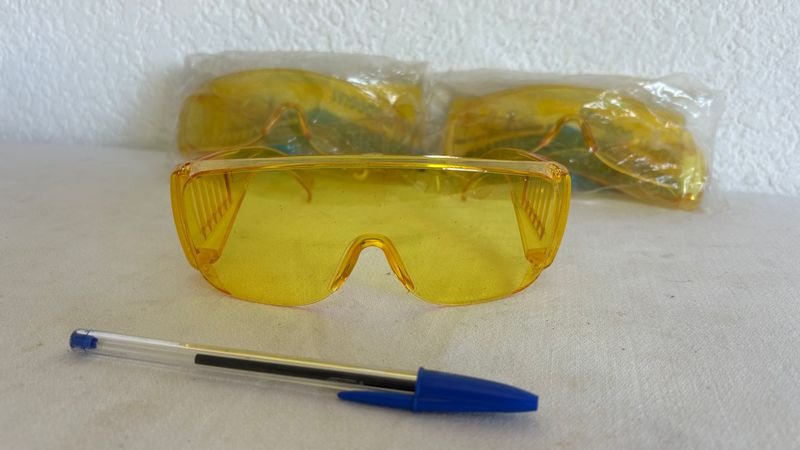 Lentes de protección y escritorio - imagen 3