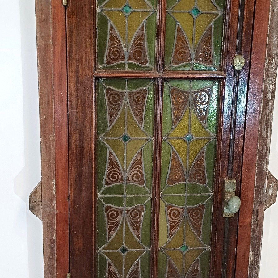 Ventana antigua con vitraux muy coloridos y cedro - imagen 4