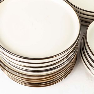 57 Platos de cerámica Thyme and table color crema borde dorado envejecido. Con detalles de uso. Medidas: 25 cm - imagen 2