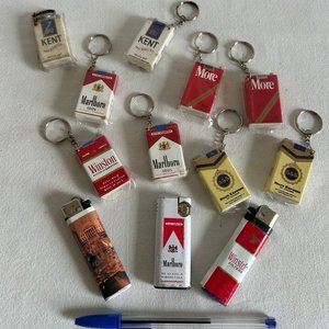 Lote siguiente: Llaveros y Encendedores de Marcas de Cigarrillos