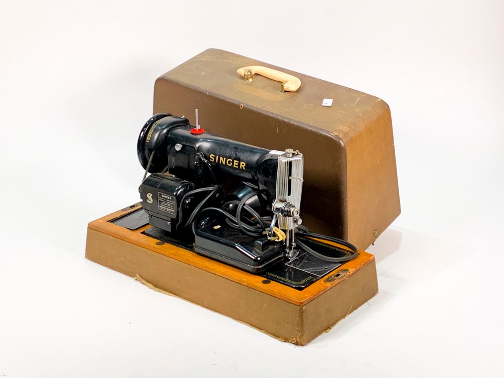 Lote siguiente: Máquina de coser Singer portátil con pedal