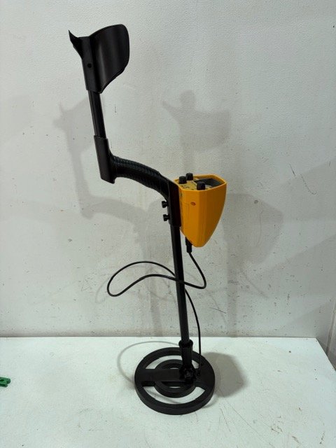 Detector de Metales Amarillo con Indicador de Objetivo