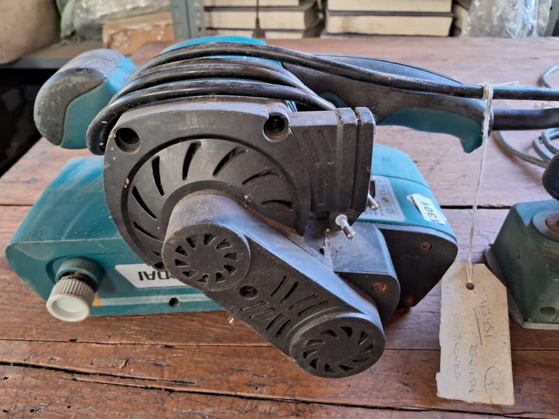 Lote siguiente: Lotes de cepillos eléctricos y herramientas Bosch