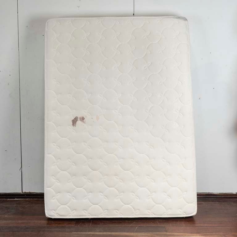 Lote siguiente: Colchón de 2 plazas en mal estado