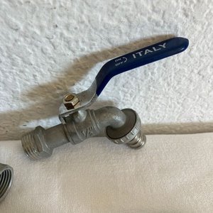 Lote de 8 Canillas y Llaves de Paso Nuevas con Manija Azul - imagen 4