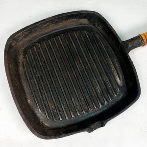 Plancha de Hierro Fundido con Asa de Madera - imagen 3