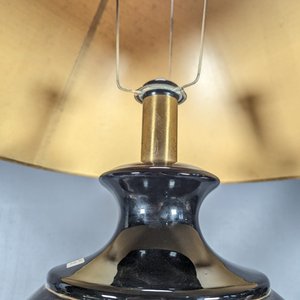 Lámpara de Mesa Antigua en Loza Negra con Asas Doradas y Pantalla Beige - imagen 6