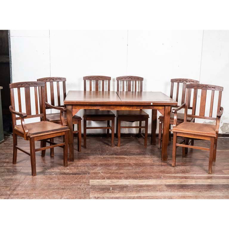 Lote siguiente: Mesa de comedor en madera tallada con sillas y butacas restauradas