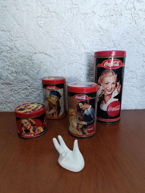 Latas de Coca Cola vintage y accesorio de cerámica
