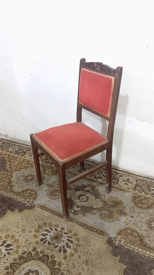 Silla de roble antigua con tapicería roja, estilo español - imagen 3