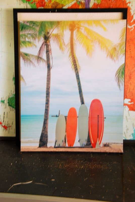 Pintura de Surfistas en un Escenario Tropical
