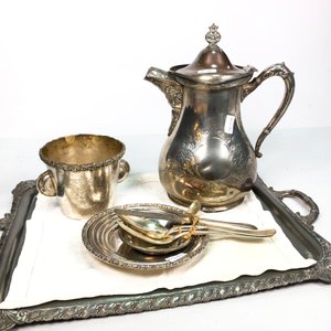 Bandeja Rectangular con Cafetera, Taza, Platos y Cucharas de Metal Plateado - imagen 4