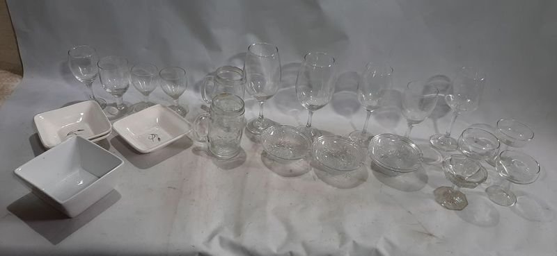 Lote de Cristalería y Vajilla: Copas, Jarras y Compoteras