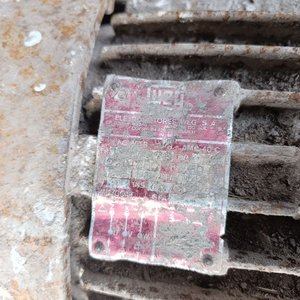 Motor Trifásico WEG 10 HP con Llave Cuchilla y Polea - imagen 2