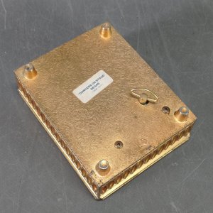 Caja Musical Metálica con Forro de Terciopelo y Diseño de Ballet - imagen 4