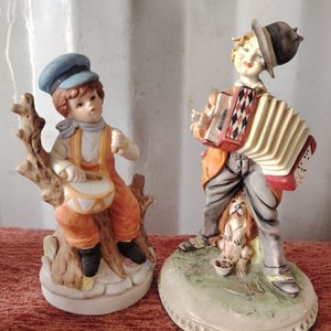 Dos Figuras de Porcelana: Niño Tamborilero y Acordeonista con Perro - imagen 2