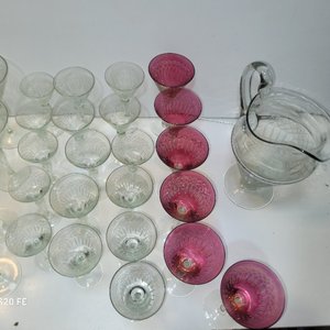 Juego de Cristalería Fina Tallada: Jarra y Copas Transparentes y Rosadas - imagen 6